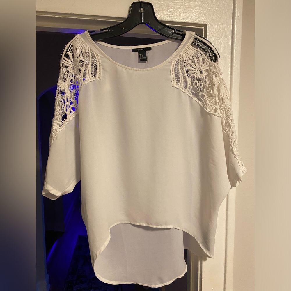 FOREVER 21 | lace sleeve high low blouse size M